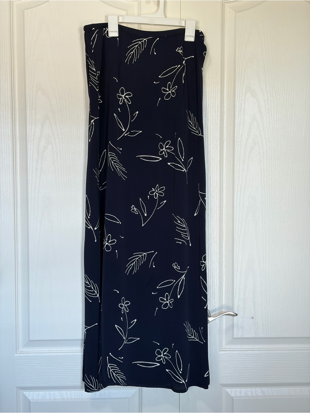 NWT Casual Corner Long Navy Blue & White Maxi Skirt Size 10 Floral